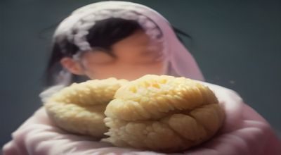 电视剧拍摄现场的幕后照片，导演与演员在摄影棚内对戏，展示正版剧集的制作水准